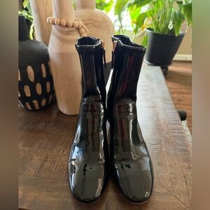 EUC  Tory Burch Women's Gigi Patent Leather Block Heel Booties sz 10 1/2 M